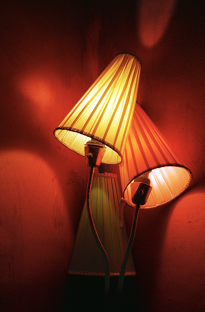 AI.1.00017.0001 / Lamp in red corner
