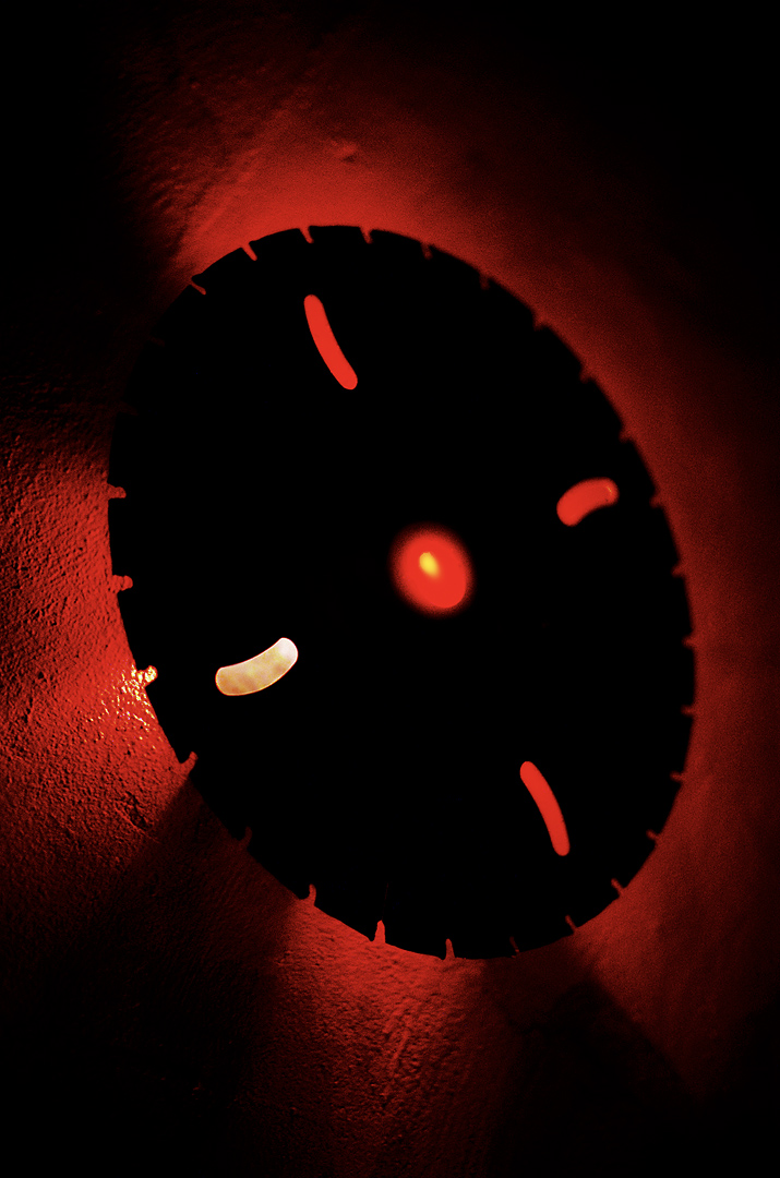 AI.1.00017.0002 / Circular lamp on red wall
